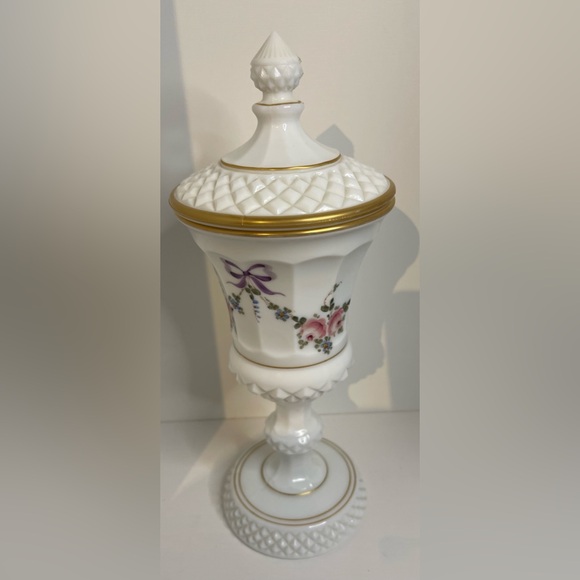 Pristine Vintage Westmoreland Milk Glass Wedding Vase with Gold Trim - Picture 15 of 16